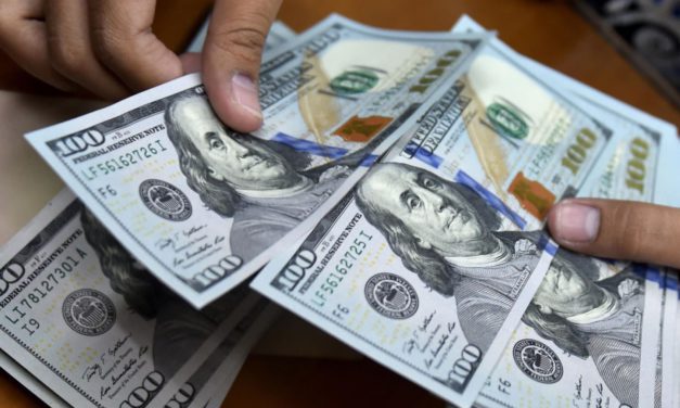 Remesadoras cobran hasta 15% de comisión por giros en dólares