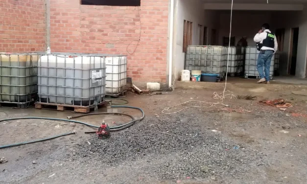 El Alto: Intervienen una casa donde se acopiaba 7 mil litros de diésel; la Policía aprehendió a dos personas