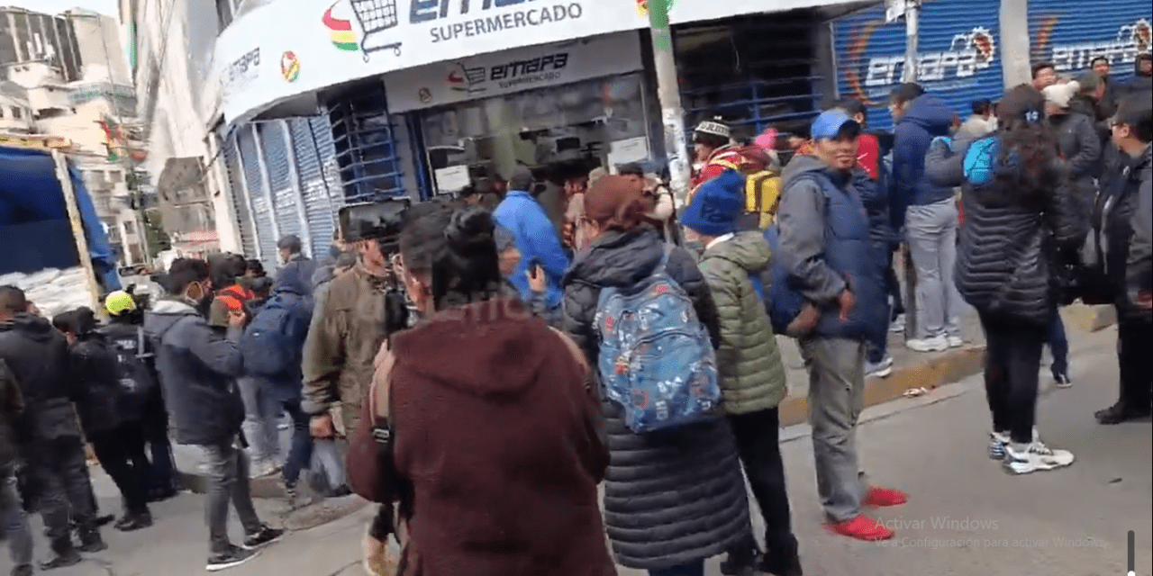 Clientes de Emapa bloquean la av. Camacho en el centro de La Paz en reclamo por la falta de aceite