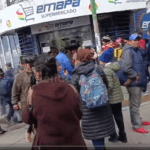 Clientes de Emapa bloquean la av. Camacho en el centro de La Paz en reclamo por la falta de aceite