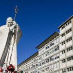 El Papa pasó la noche estable en el hospital de Roma después de sufrir dos crisis respiratorias