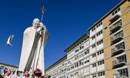 El Papa pasó la noche estable en el hospital de Roma después de sufrir dos crisis respiratorias