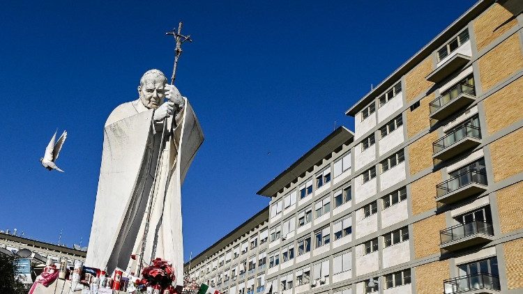 El Papa pasó la noche estable en el hospital de Roma después de sufrir dos crisis respiratorias