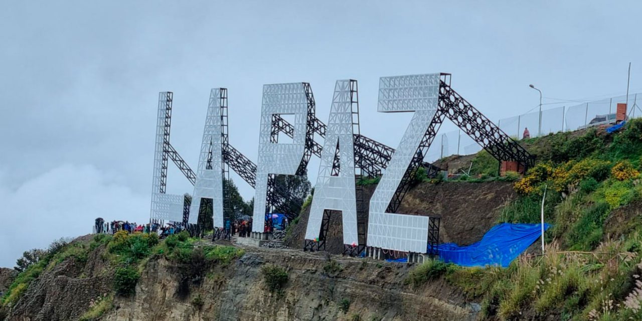 Alcaldía ch’alla el Mirador que se construye con el letrero de La Paz