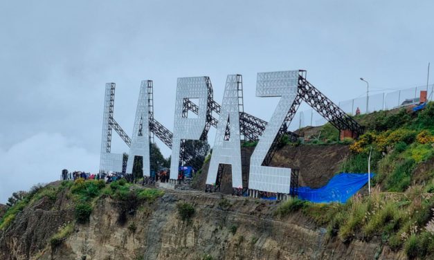 Alcaldía ch’alla el Mirador que se construye con el letrero de La Paz