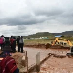 Caída de un puente peatonal impide que estudiantes de cinco comunidades de Viacha lleguen al colegio