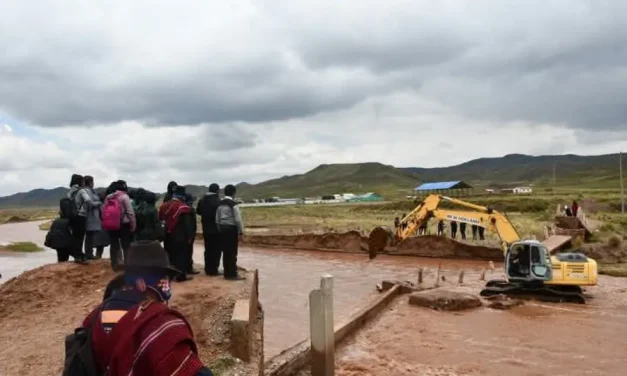 Caída de un puente peatonal impide que estudiantes de cinco comunidades de Viacha lleguen al colegio