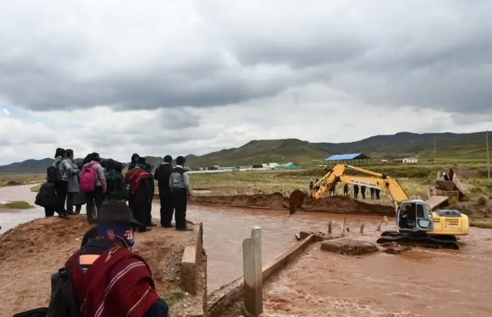 Caída de un puente peatonal impide que estudiantes de cinco comunidades de Viacha lleguen al colegio