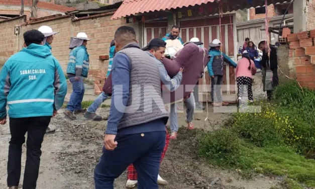 La Paz: Evacúan viviendas por “movimiento activo” de tierras en la zona de Codavisa