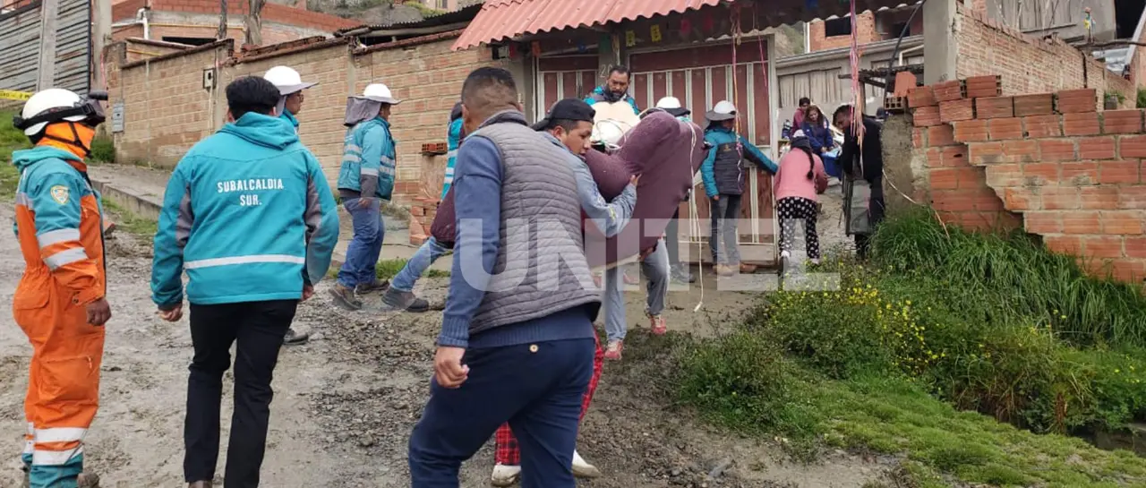 La Paz: Evacúan viviendas por “movimiento activo” de tierras en la zona de Codavisa