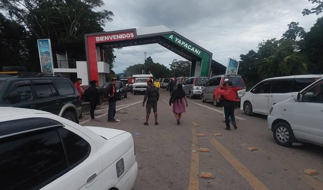 Bloqueo en Yapacaní cumple cuatro días sin solución y comunarios amenazan con cerrar pozos petroleros