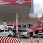 Persisten las largas filas en los surtidores del eje central en medio de la desesperación por la llegada de más combustible