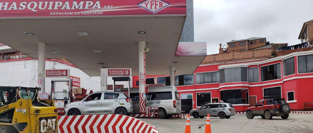 Persisten las largas filas en los surtidores del eje central en medio de la desesperación por la llegada de más combustible