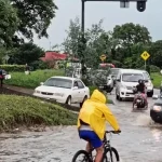 Lluvias intensas afectan vuelos y calles en Santa Cruz