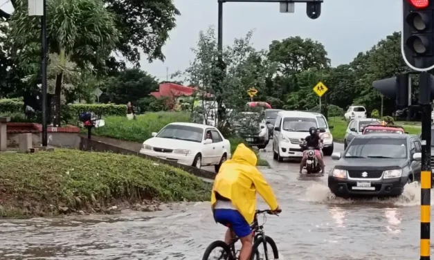 Lluvias intensas afectan vuelos y calles en Santa Cruz