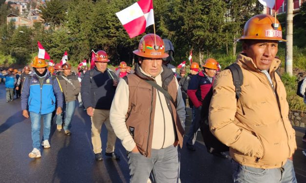 Cooperativistas mineros bloquean instituciones y exigen atención del gobierno