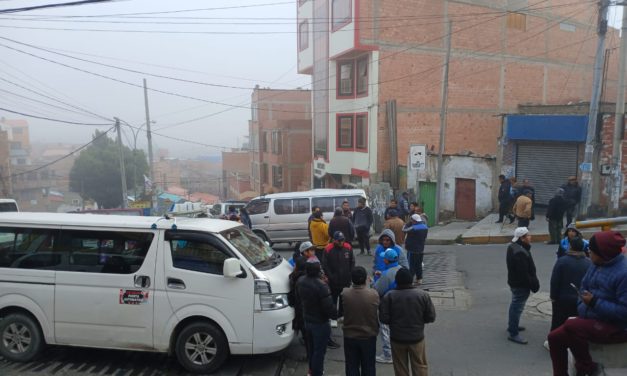 Choferes de La Paz activan el “paro indefinido” contra la ley del Concejo; la Policía interviene en puntos clave