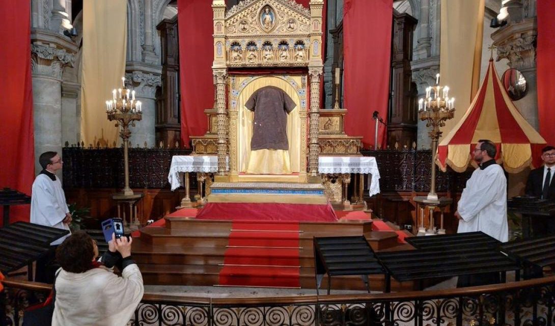 La ‘Santa túnica’ sale de su relicario