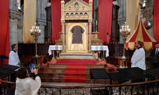 La ‘Santa túnica’ sale de su relicario