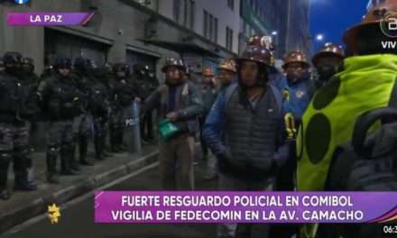 Cooperativistas protestan en La Paz e instalan vigilia en puertas de la Comibol