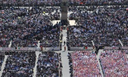 Unas 150.000 personas se concentraron al paso del cortejo fúnebre de Francisco por Roma