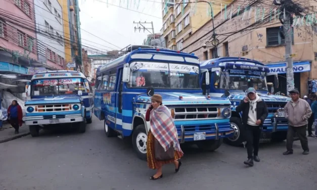 Choferes cumplen su segundo día de paro y mantienen bloqueada a La Paz