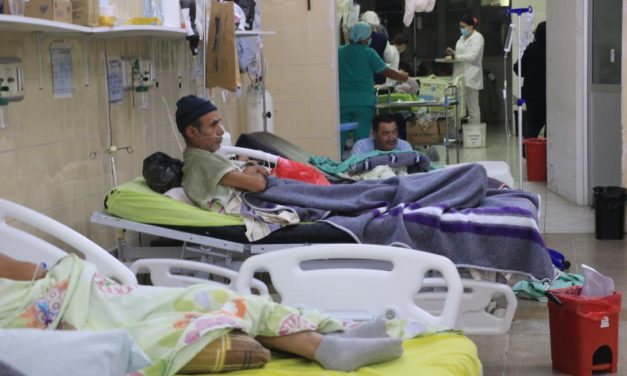 Salud que duele: pacientes son asistidos en pasillos y en el piso en el San Juan de Dios