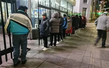 Búsqueda de aceite vegetal se agudiza en La Paz y Cochabamba; la gente hace fila en Emapa donde se raciona la venta del producto