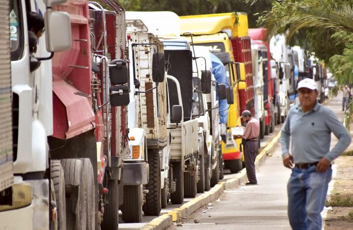 Persisten las filas en surtidores pese a promesa presidencial; la ANH asegura que el abastecimiento mejorará en las próximas horas