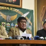 Choferes de Bolivia anuncian paro de 24 horas con bloqueo de carreteras para este martes por combustibles