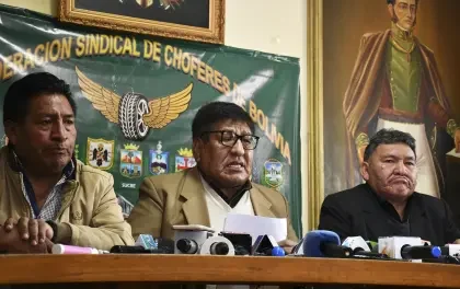 Choferes de Bolivia anuncian paro de 24 horas con bloqueo de carreteras para este martes por combustibles