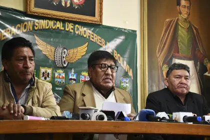 Choferes de Bolivia anuncian paro de 24 horas con bloqueo de carreteras para este martes por combustibles