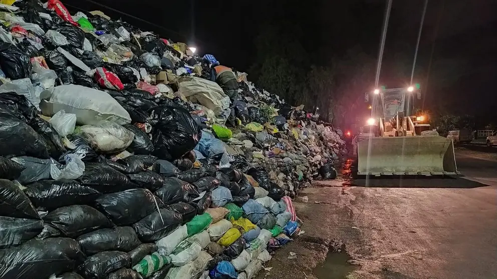 Manfred apunta a ‘gente mala’ detrás del lío de la basura; asegura fin del problema
