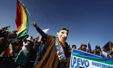 Día ‘D’: marcha que pide inscribir candidatura de Evo se dirige al TSE, en La Paz