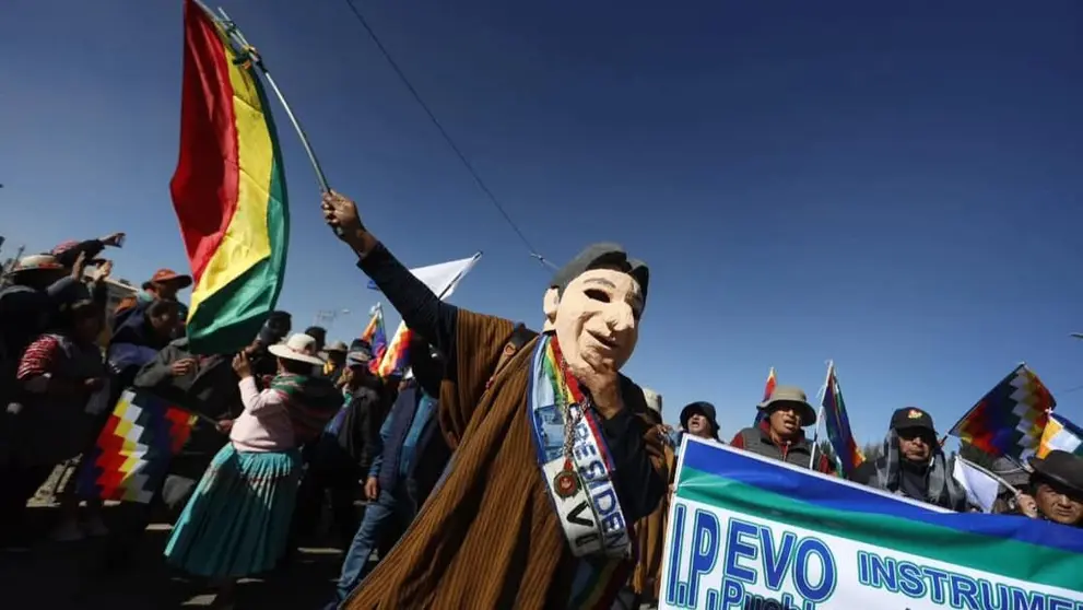 Día ‘D’: marcha que pide inscribir candidatura de Evo se dirige al TSE, en La Paz