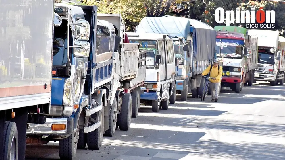 Ministro: YPFB opera al límite y no tiene combustible almacenado