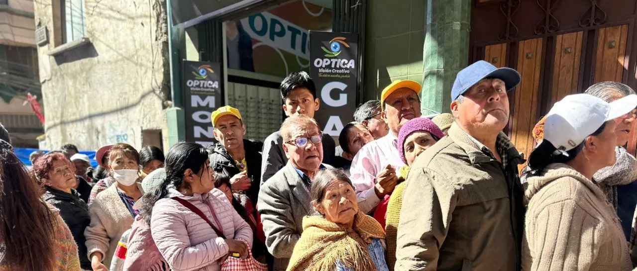 Escasez de aceite provoca filas y reclamos en La Paz