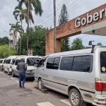 Transportistas bloquean Gobernación cruceña exigiendo subir tarifas