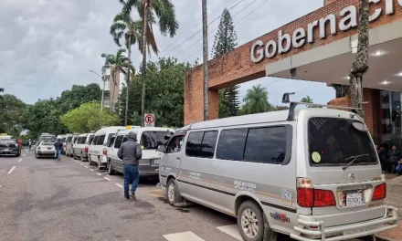 Transportistas bloquean Gobernación cruceña exigiendo subir tarifas