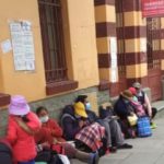 “No tengo celular”: mujer rompe en llanto porque no pudo conseguir ficha digital para el Hospital de Clínicas de La Paz 