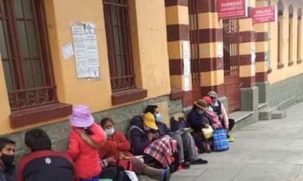 “No tengo celular”: mujer rompe en llanto porque no pudo conseguir ficha digital para el Hospital de Clínicas de La Paz 