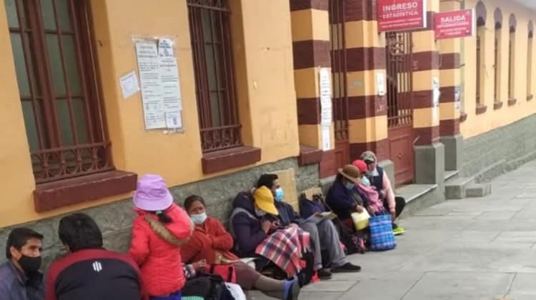 “No tengo celular”: mujer rompe en llanto porque no pudo conseguir ficha digital para el Hospital de Clínicas de La Paz 