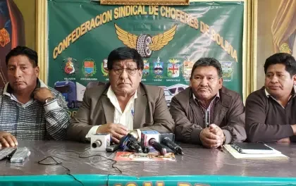 Confederación de choferes de Bolivia convoca a un ampliado nacional para tratar las filas por combustible 