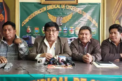 Confederación de choferes de Bolivia convoca a un ampliado nacional para tratar las filas por combustible 