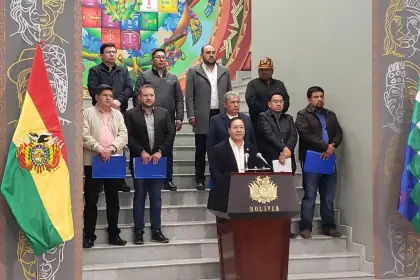Tras dos semanas con filas por combustibles, Arce dice que “desde el 26 de mayo regularizará al 100% el abastecimiento” 