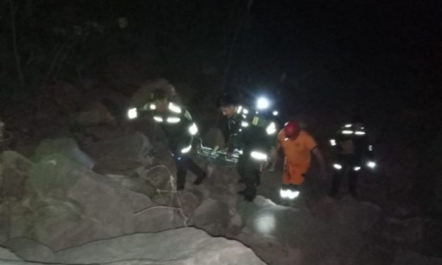 Adulto mayor muere tras caer a un barranco mientras guiaba maniobra vehicular