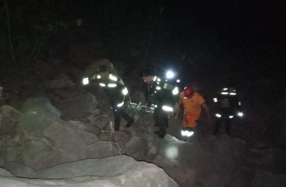 Adulto mayor muere tras caer a un barranco mientras guiaba maniobra vehicular