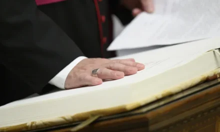 Cardenales se aíslan para elegir nuevo papa en cónclave