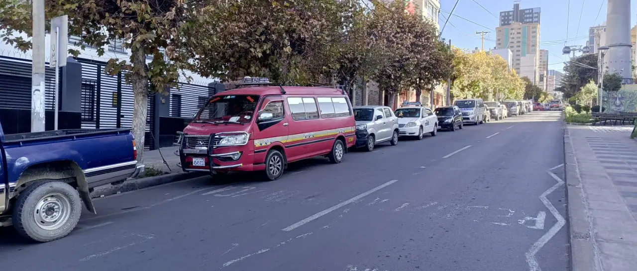 “Hemos dormido en la fila”: Surtidores del eje troncal del país amanecen este sábado con extensas filas por combustible