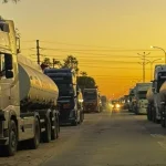 Cisternas esperan descargar combustible en Palmasola